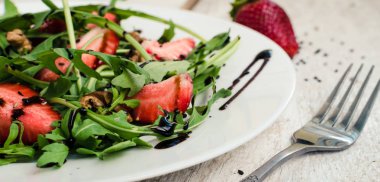 Taze roka ve çilek salatası