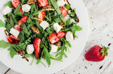 Taze roka ve çilek salatası