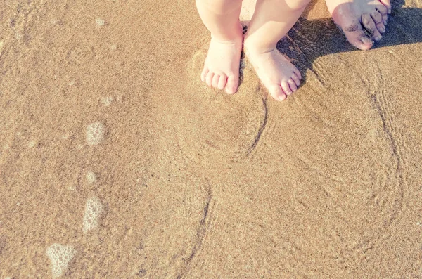 Baby macht seine ersten Schritte am Strand — Stockfoto