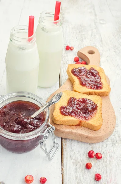 牛奶和草莓果酱面包 — 图库照片
