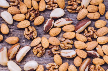 Fındık karışımı ahşap arka plan üzerinde