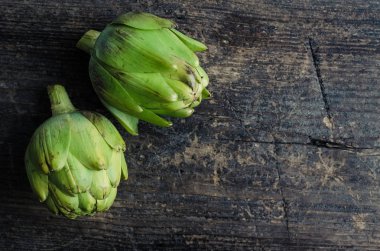 rustik ahşap zemin üzerinde taze enginar