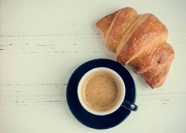 Caffè espresso e croissant appena sfornato — Foto Stock