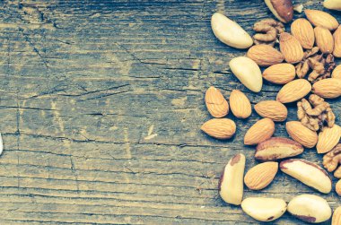 Fındık karışımı ahşap arka plan üzerinde