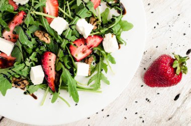 Taze roka ve çilek salatası