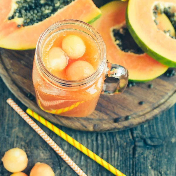 Papaya smoothie in glass jar — Stock Photo, Image