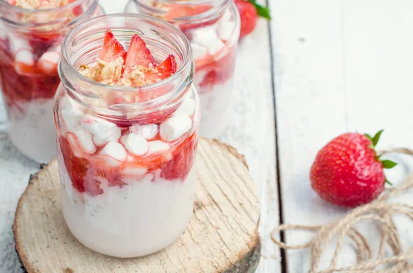 Yoghurt med jordgubbar — Stockfoto