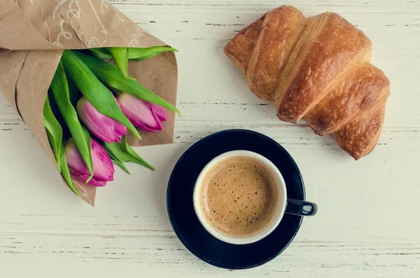 Ceașcă de cafea cu buchet de lalele roz și croissant — Fotografie, imagine de stoc