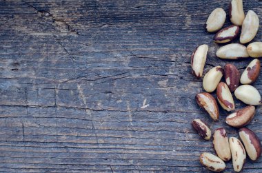 Brezilya fıstığı eski ahşap arka plan üzerinde