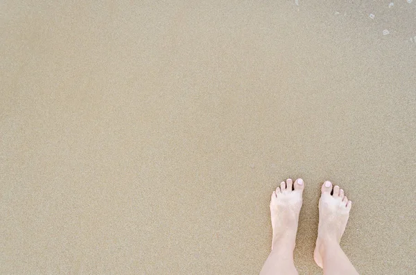 美丽的光着脚在海滩上 — 图库照片