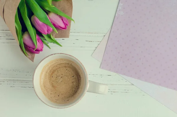 Taza de café con ramo de tulipanes rosados —  Fotos de Stock