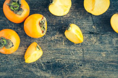 Ahşap masada lezzetli taze hurma meyvesi