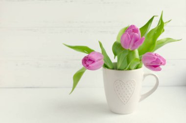 Bir buket pembe lale.