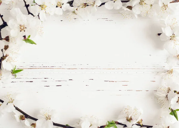 Rustik ahşap arka plan bahar kiraz çiçeği.