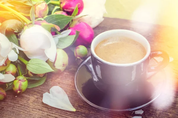 Kawa i kwiaty piwonii — Zdjęcie stockowe