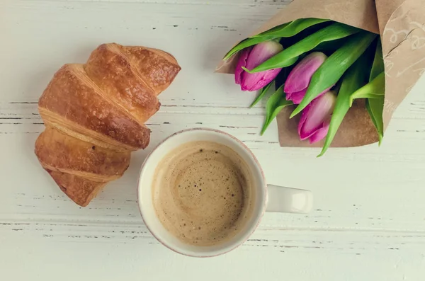 Xícara de café com buquê de tulipas rosa — Fotografia de Stock