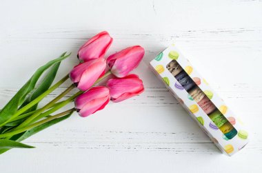 Kahve ve çiçek Lale