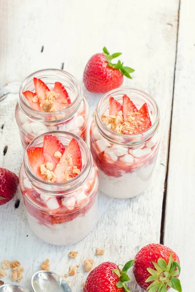 Yogur con fresas —  Fotos de Stock