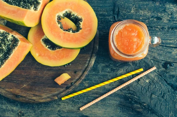 Papaya smoothie in glass jar — Stock Photo, Image