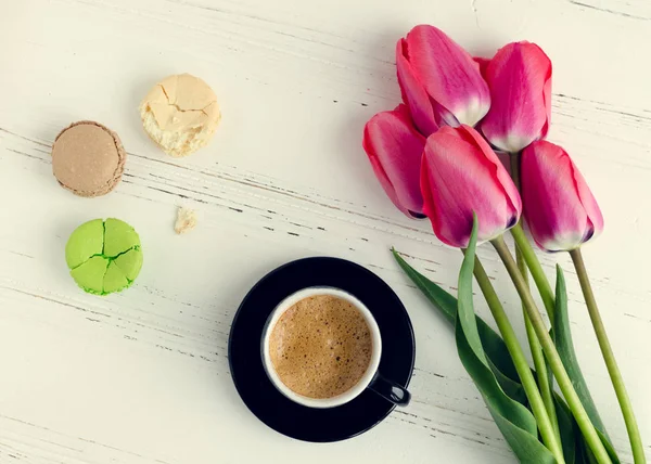 Καφέ και τα λουλούδια της τουλίπες — Φωτογραφία Αρχείου