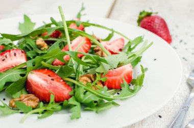 Taze roka ve çilek salatası