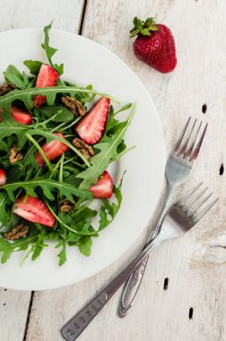 Taze roka ve çilek salatası