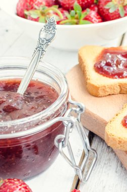 çilek reçeli ile tost