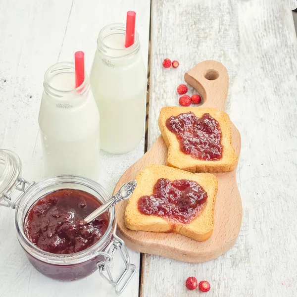 牛奶和草莓果酱面包 — 图库照片