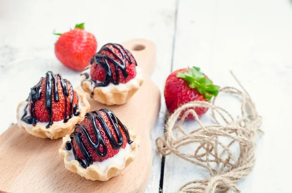 Erdbeerkuchen mit Vanillecreme — Stockfoto