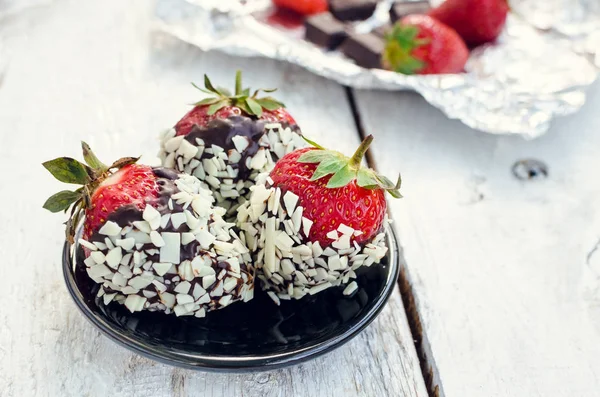 Morangos cobertos com um chocolate — Fotografia de Stock