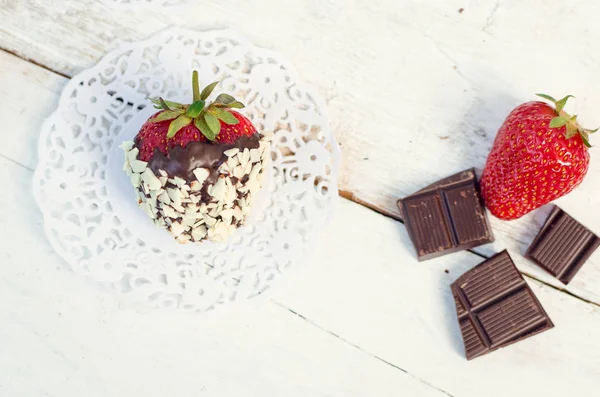 Jordgubbar som täcks med en choklad — Stockfoto