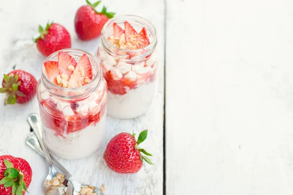 Yoghurt med jordgubbar — Stockfoto