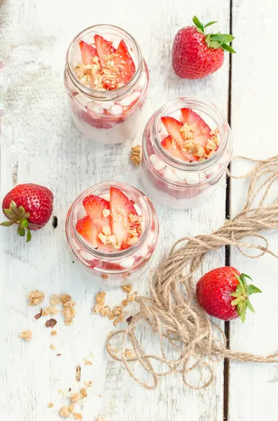 Yoghurt med jordgubbar — Stockfoto