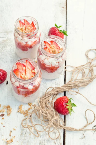 Yoghurt med jordgubbar — Stockfoto