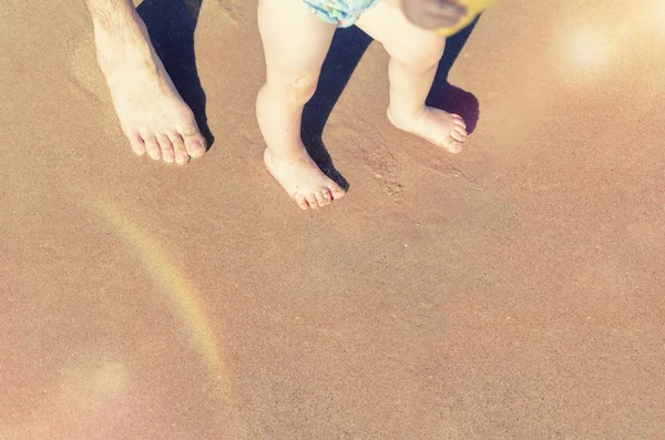 Baby macht seine ersten Schritte am Strand — Stockfoto