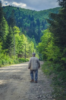 Komuta sizde dağlar yolda gidiyor
