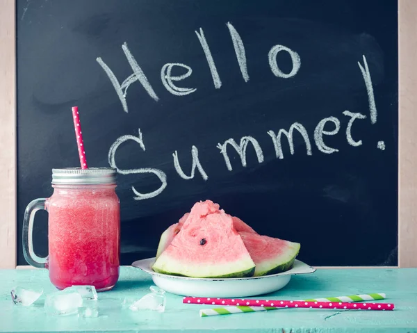 Olá verão escrito no quadro negro — Fotografia de Stock