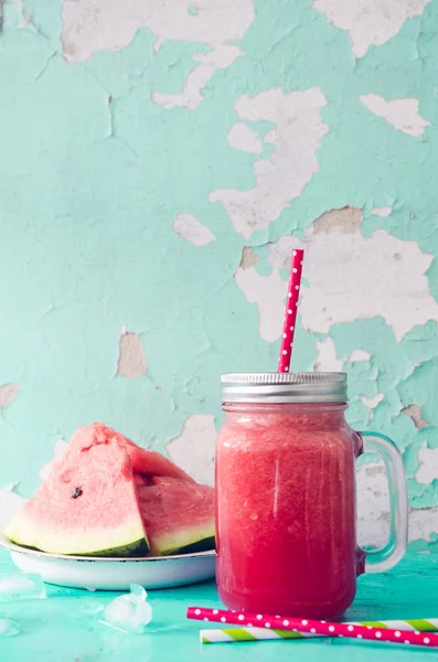 Jugo de sandía en vasos con rodajas de sandía — Foto de Stock