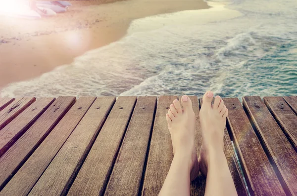 夏季假日概念背景与腿越过木码头 — 图库照片