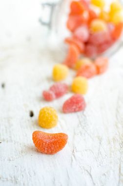 Vitaminler sakızlı şişesinden döktü