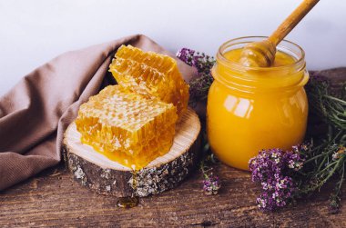 Peteğin ve bal ile cam aranjman