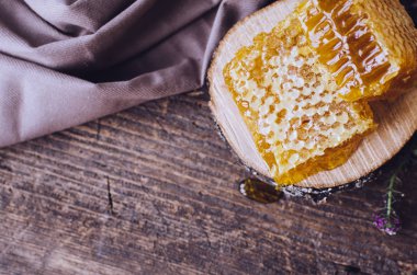 Peteğin ahşap arka plan üzerinde