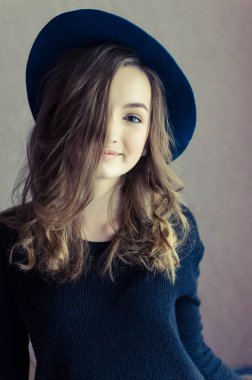 Şapkalı güzel bir kızın portresi