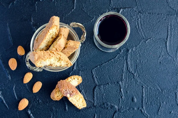 คุกกี้อิตาเลียนและไวน์แดง — ภาพถ่ายสต็อก