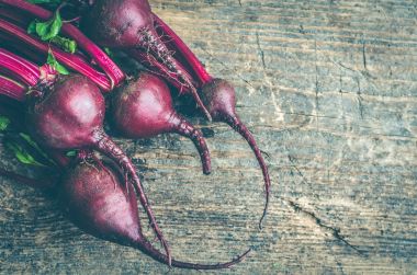 Ahşap masa üzerinde genç pancar