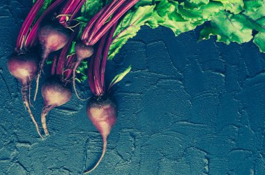 Karanlık taş masada genç pancar