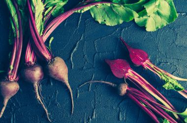 Karanlık taş masada genç pancar