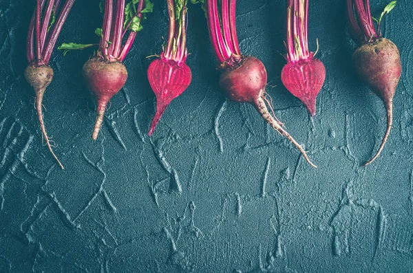 Young beets on dark stone table — Stock Photo, Image