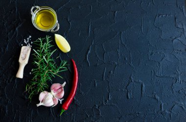 Biberiye, sarımsak, limon, biber ve zeytinyağı