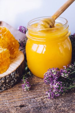 Peteğin ve bal ile cam aranjman